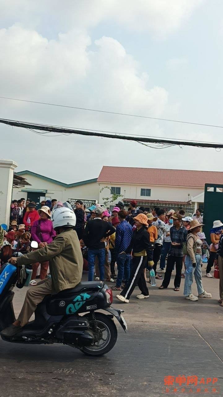 金边菩森芷区制衣厂500名工人封路示威 周边交通受阻
