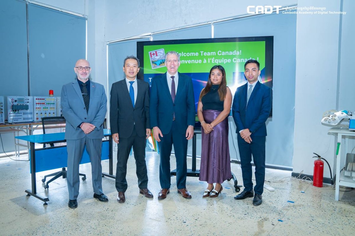 加拿大驻柬埔寨大使访问柬埔寨数字技术学院(CADT)