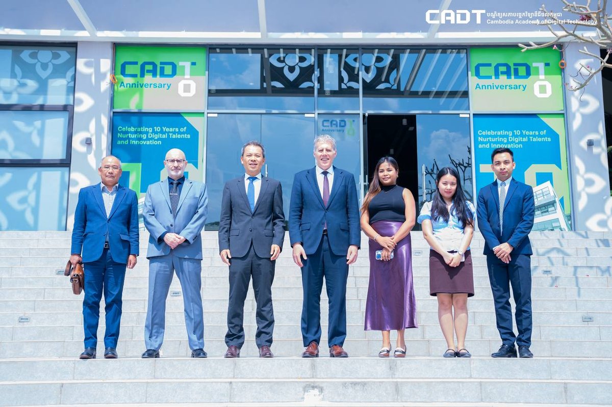 加拿大驻柬埔寨大使访问柬埔寨数字技术学院(CADT)