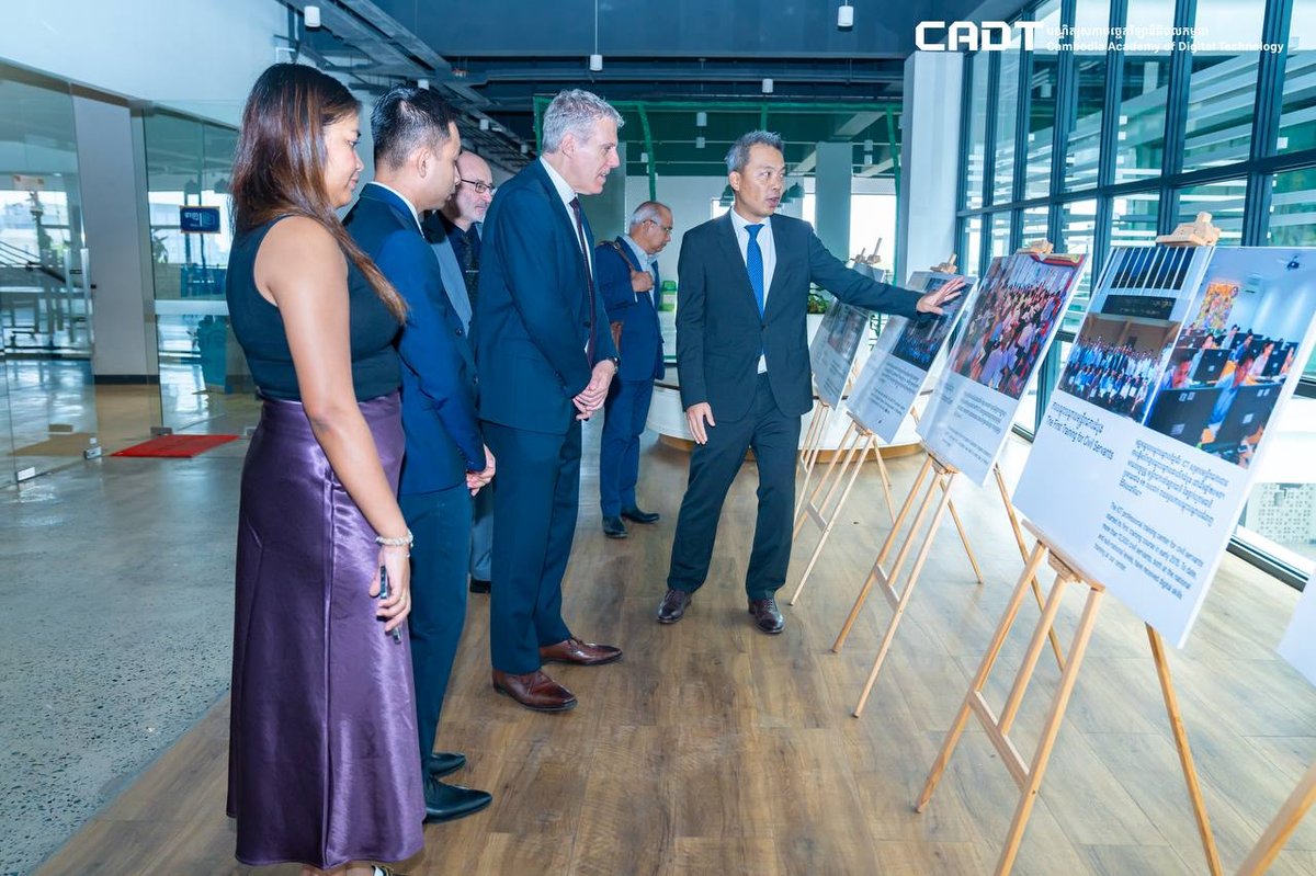 加拿大驻柬埔寨大使访问柬埔寨数字技术学院(CADT)
