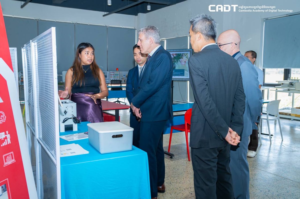 加拿大驻柬埔寨大使访问柬埔寨数字技术学院(CADT)