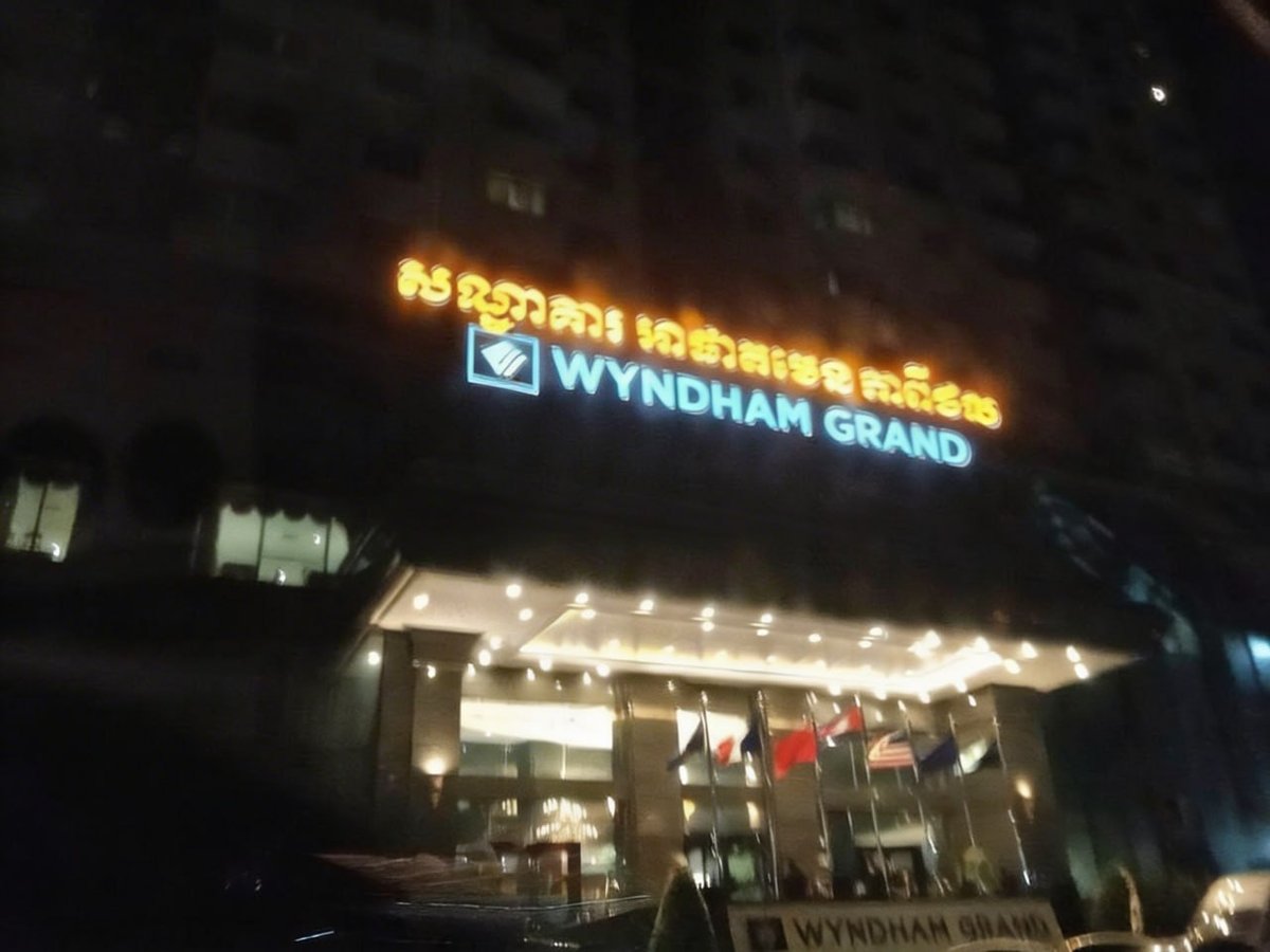 金边警方在隆边区温德姆酒店开展打击网络诈骗行动