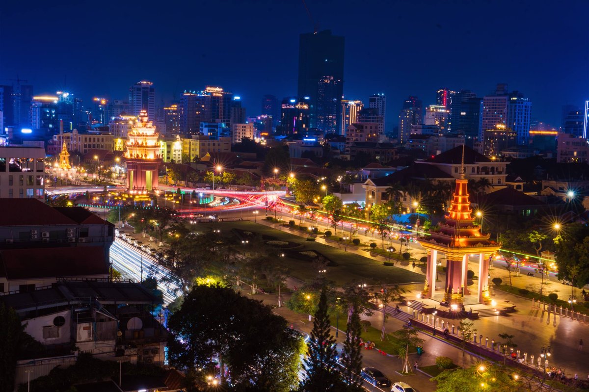 金边独立纪念碑夜景