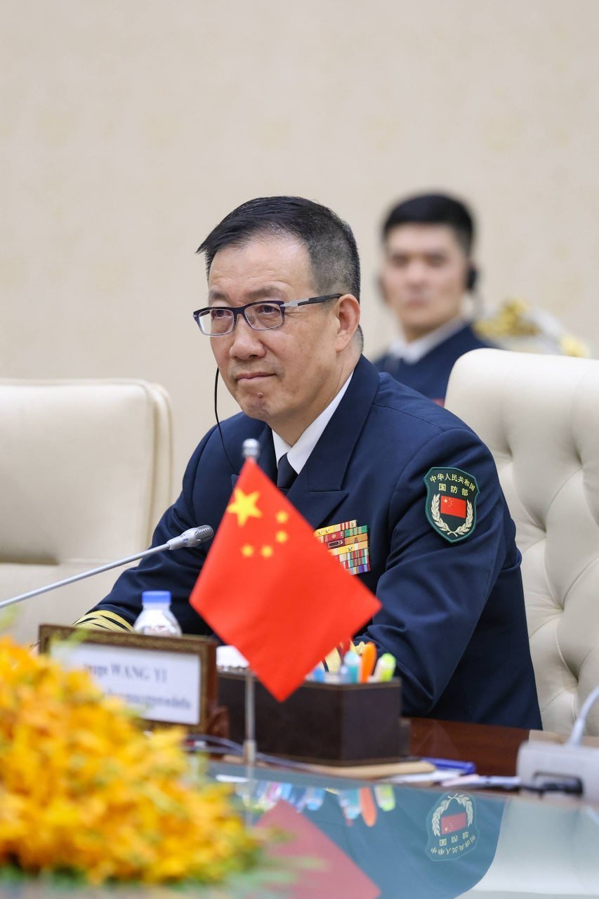 柬埔寨首相洪玛奈会见中国外交部长与国防部长