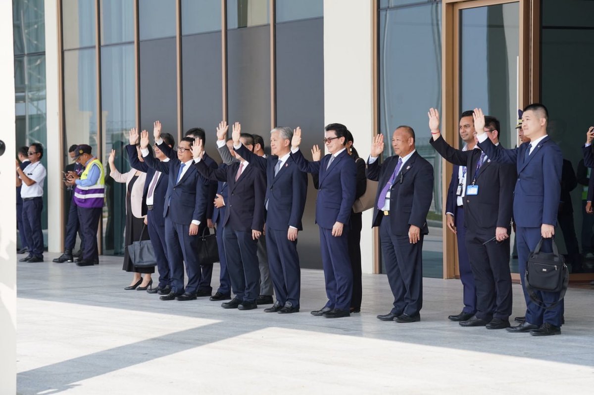 中国外交部长与国防部长结束访柬行程离境