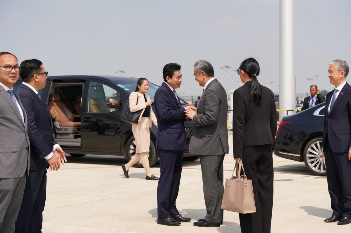 中国外交部长与国防部长结束访柬行程离境