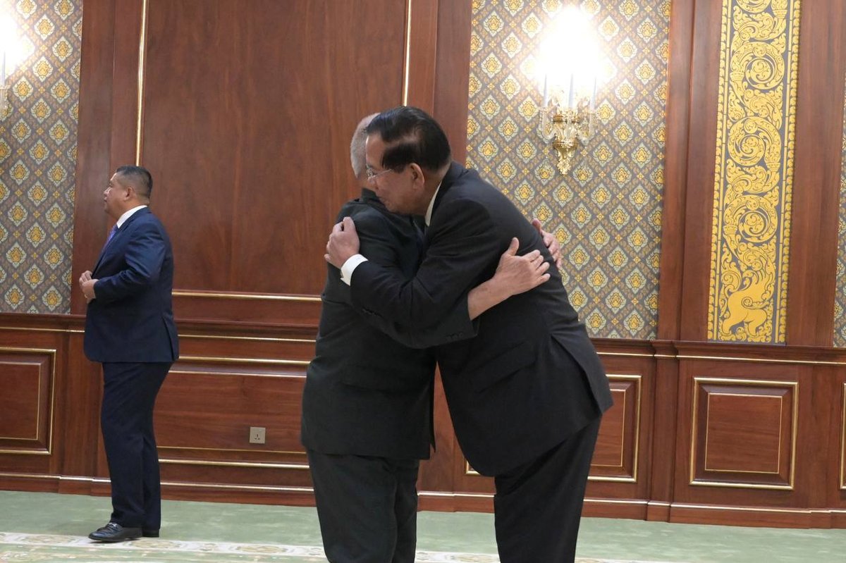 洪森在金边会见越南前国防部长范文茶 双方重申友好关系
