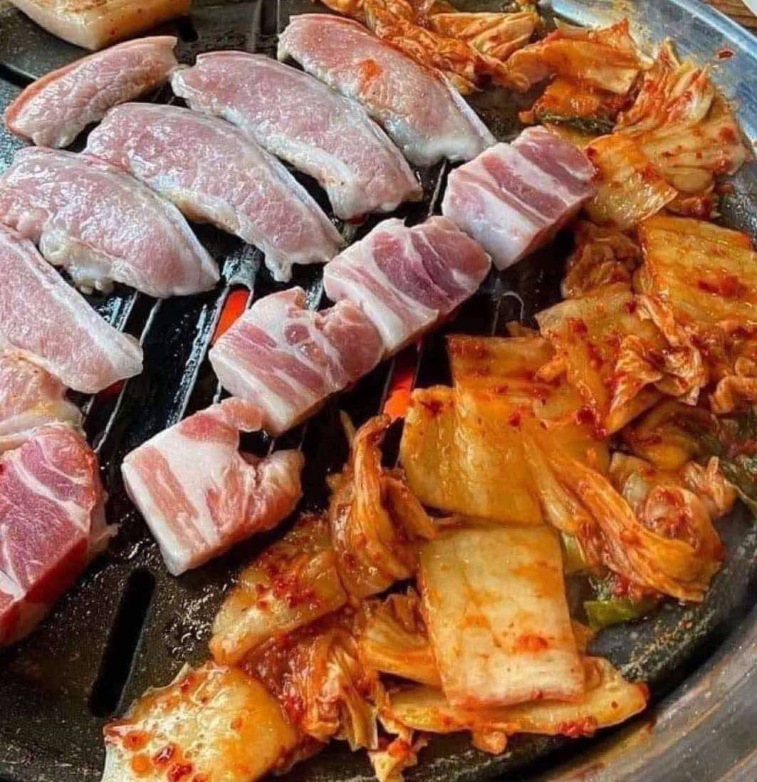新鲜五花肉片与韩式泡菜销售