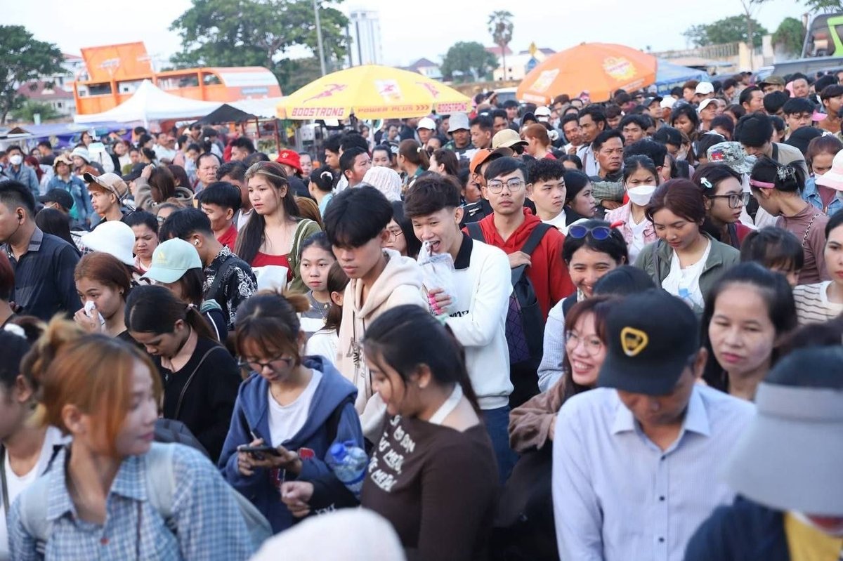 柬埔寨民众乘坐免费公共巴士返乡