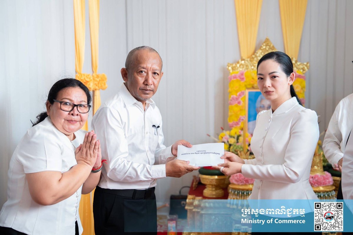 柬埔寨商业部部长占尼莫出席商业部副总干事母亲丧礼