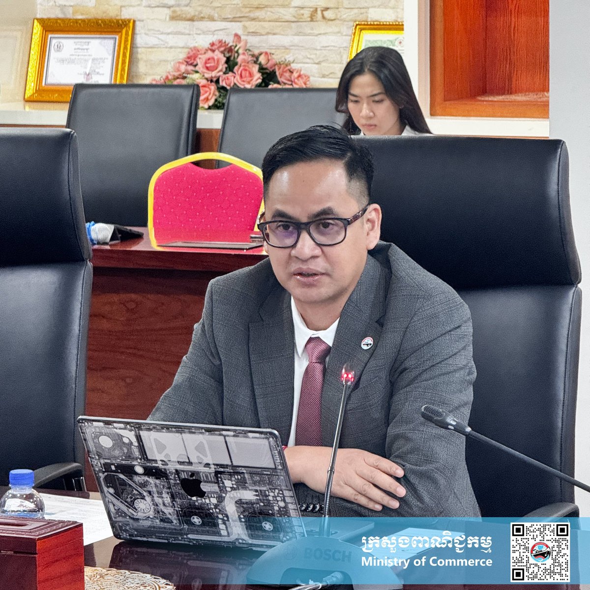 柬埔寨商业部与东盟+3宏观经济研究办公室举行会谈