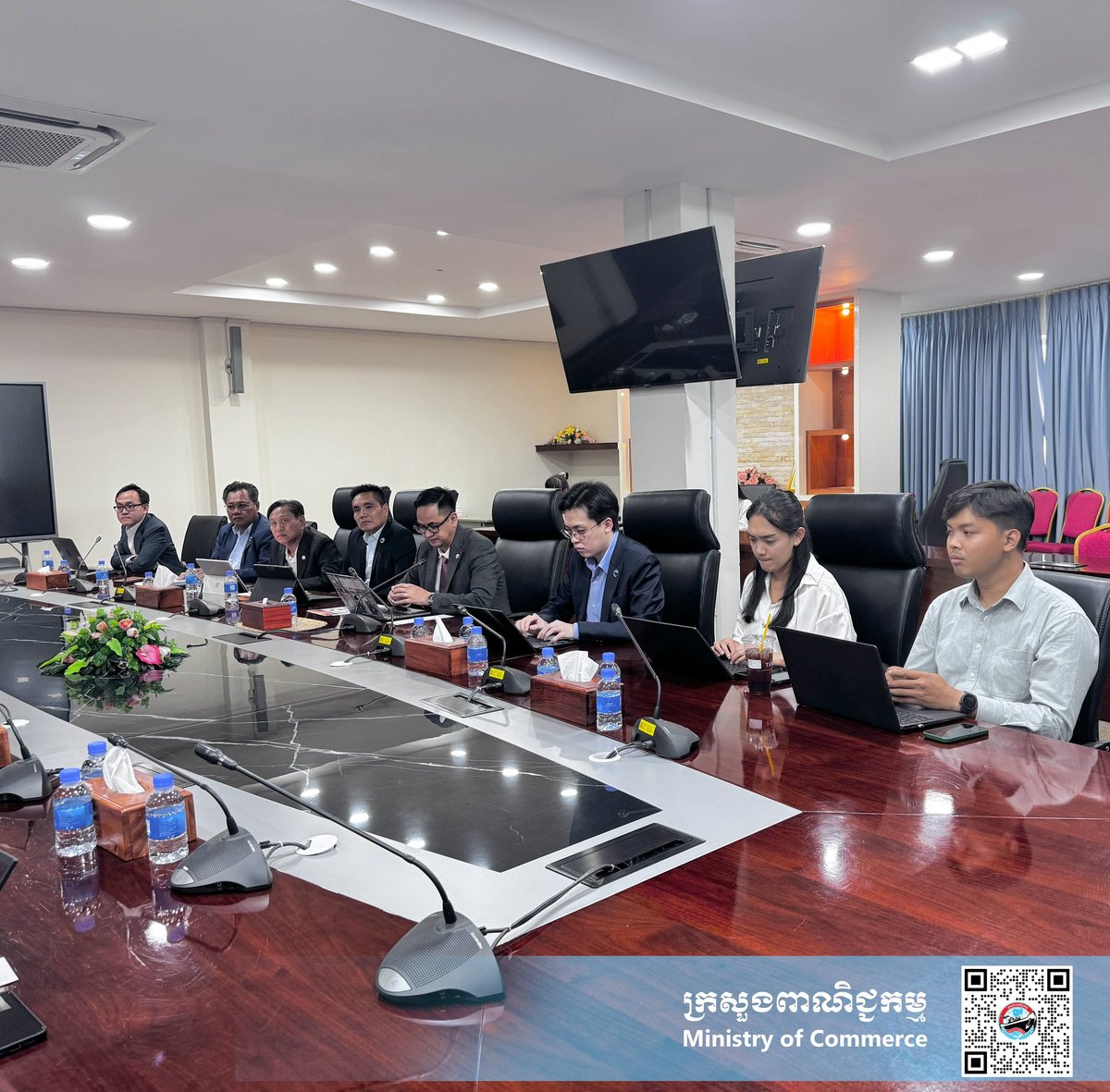 柬埔寨商业部与东盟+3宏观经济研究办公室举行会谈