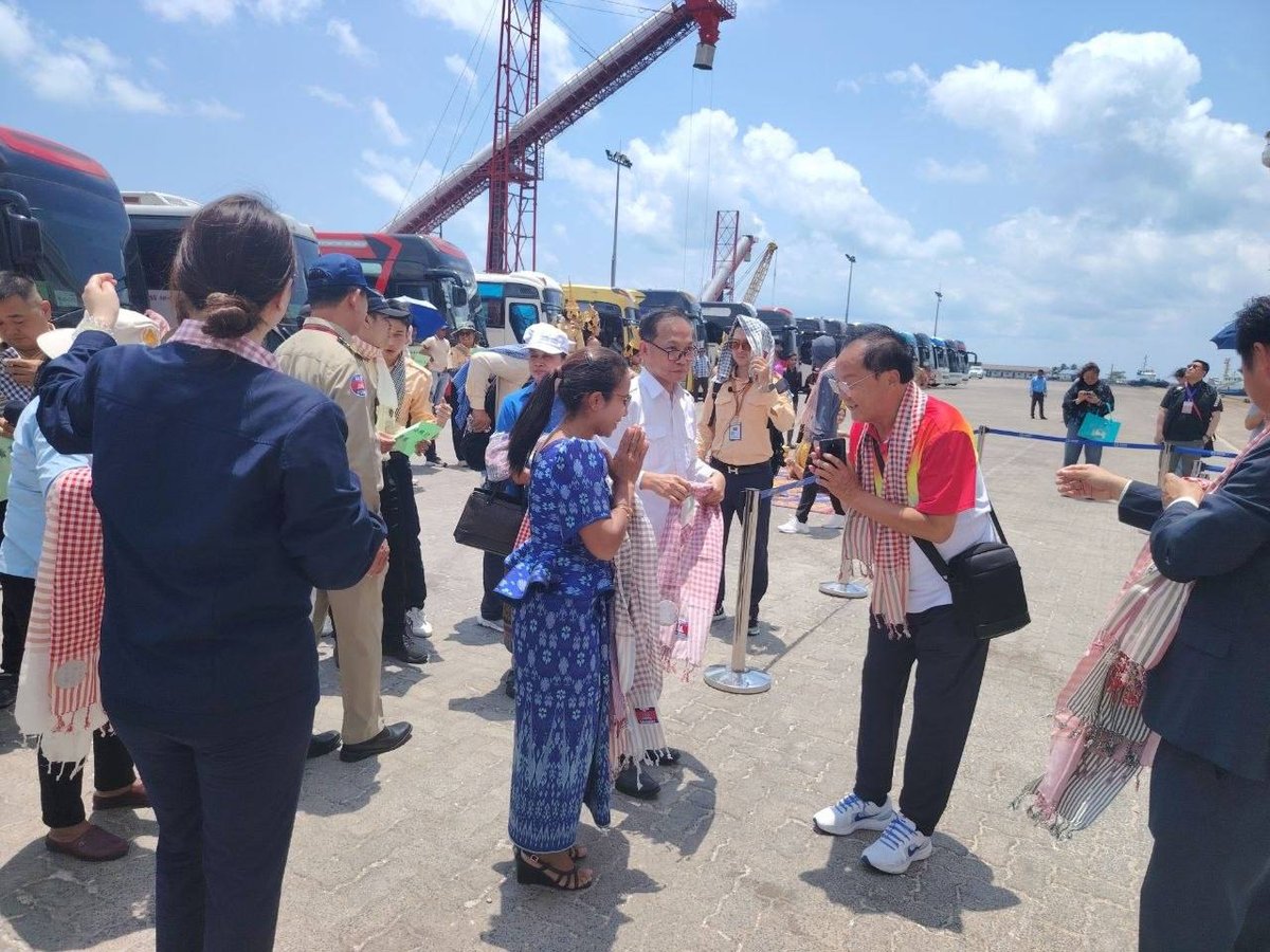 百慕大籍邮轮“PIANO LAND”号安全停靠西哈努克港
