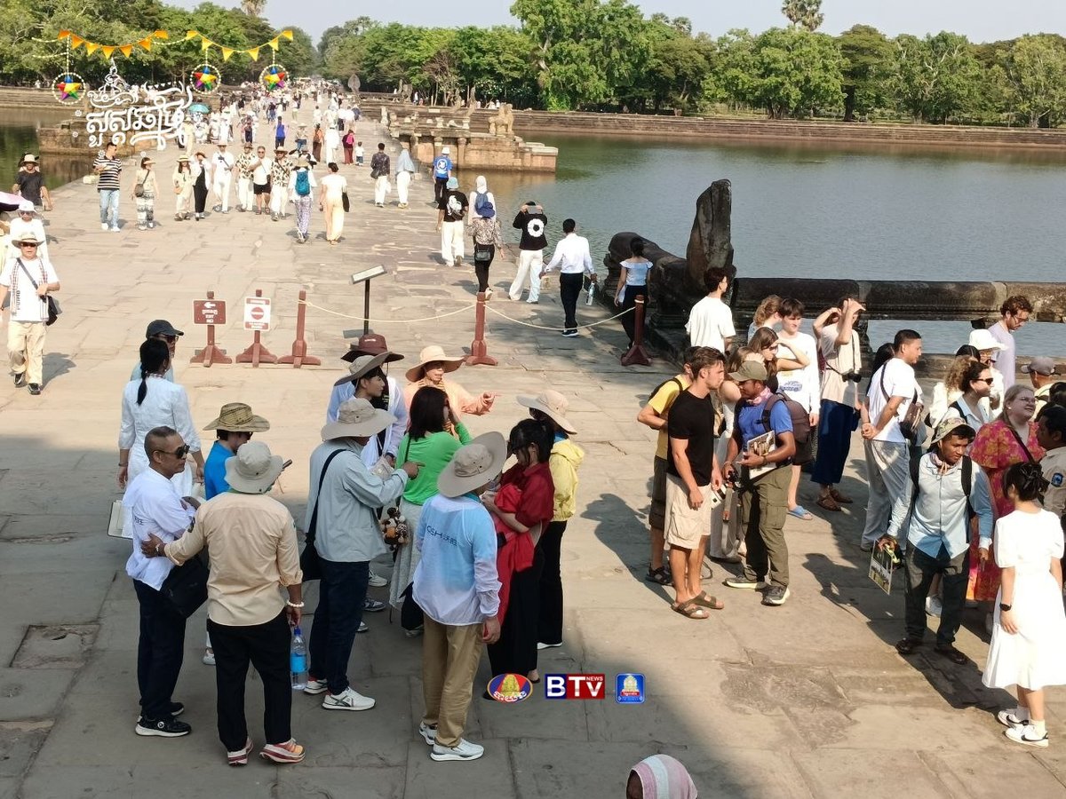柬埔寨新年期间吴哥窟游客络绎不绝