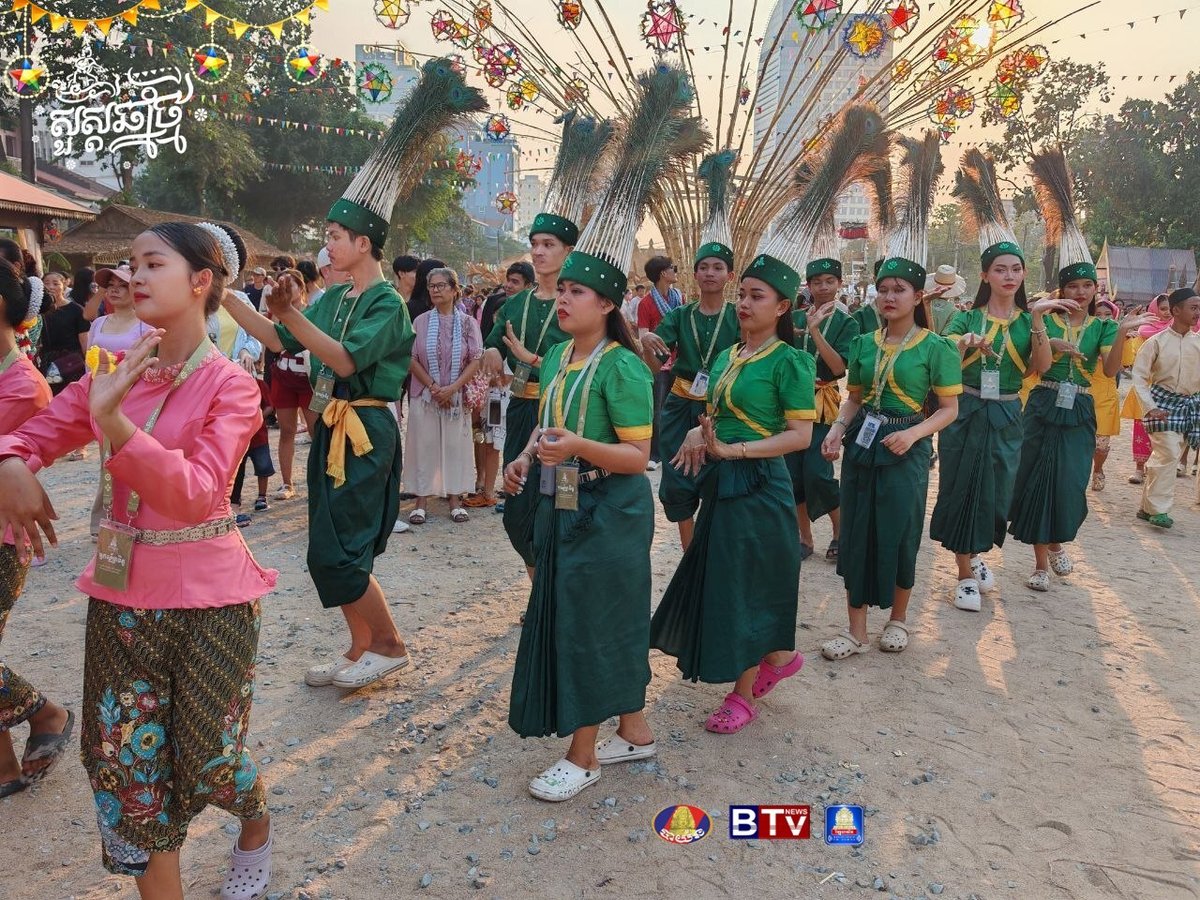 大量民众在“诺哥宋干节”首日前往文化村参观游玩