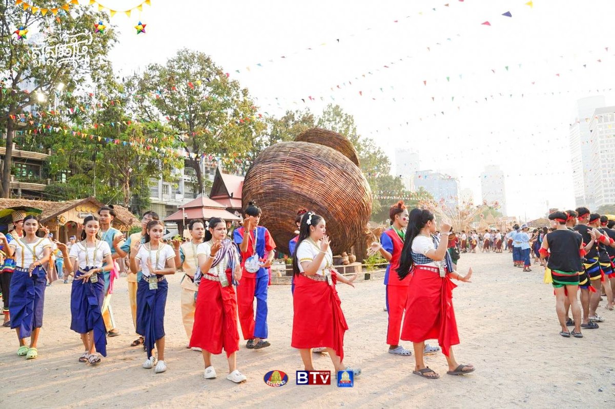 民众与艺人在诺哥宋干节共舞庆祝新年