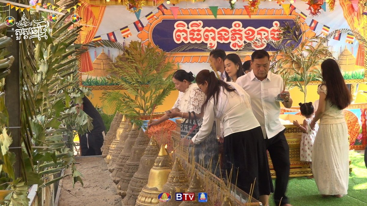 柬埔寨新年第二天:金边信众前往寺庙供奉僧侣