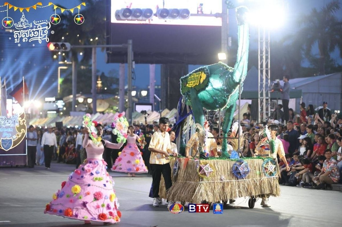 柬埔寨举行“诺哥宋干”新年庆祝游行活动