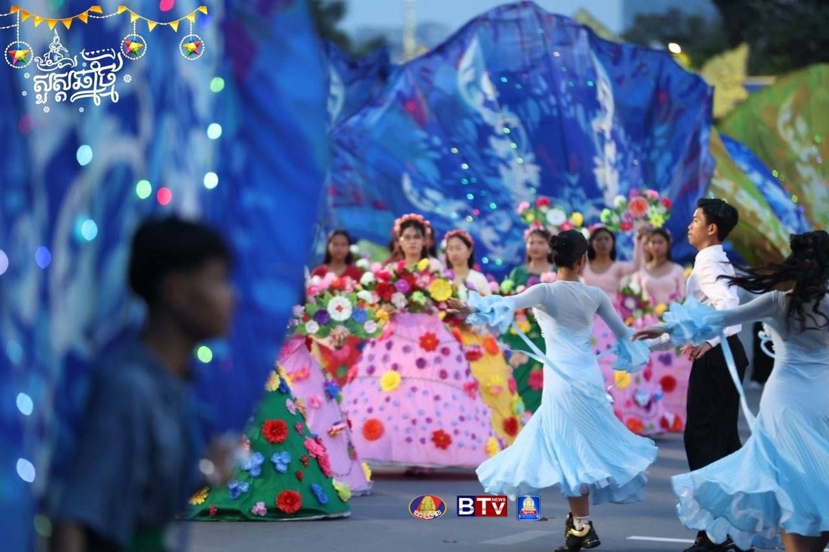 柬埔寨举行“诺哥宋干”新年庆祝游行活动