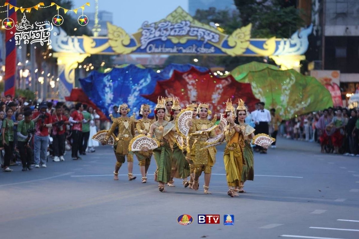 柬埔寨举行“诺哥宋干”新年庆祝游行活动
