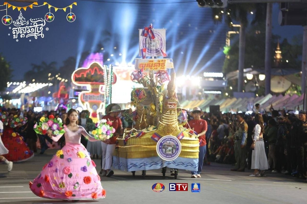 柬埔寨举行“诺哥宋干”新年庆祝游行活动