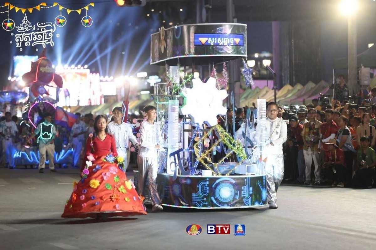 柬埔寨举行“诺哥宋干”新年庆祝游行活动