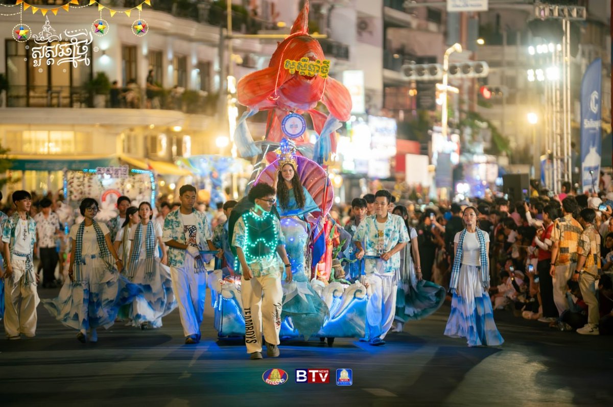 柬埔寨新年第二天:四臂湾步行街举行“诺哥宋干节”游行活动
