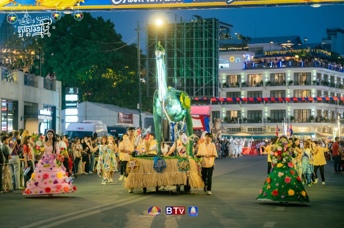 柬埔寨新年第二天:四臂湾步行街举行“诺哥宋干节”游行活动