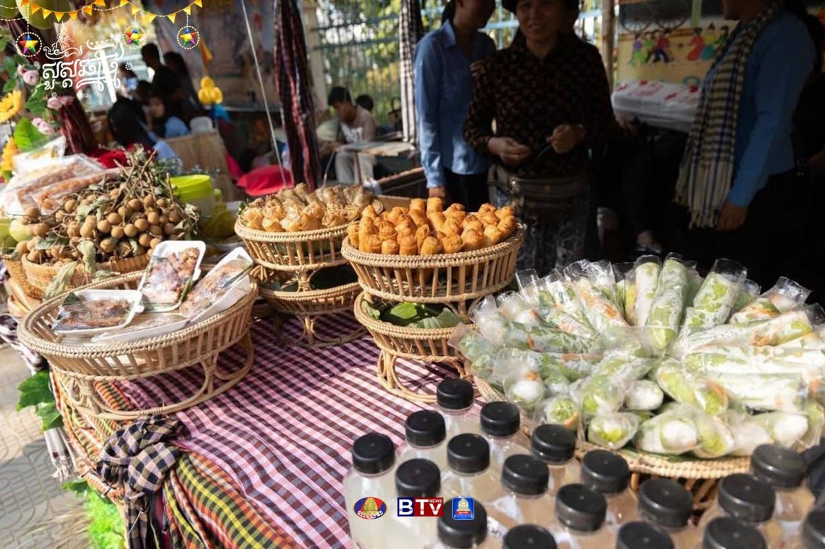 马德望省宋干节展示多种本地特色美食与甜点