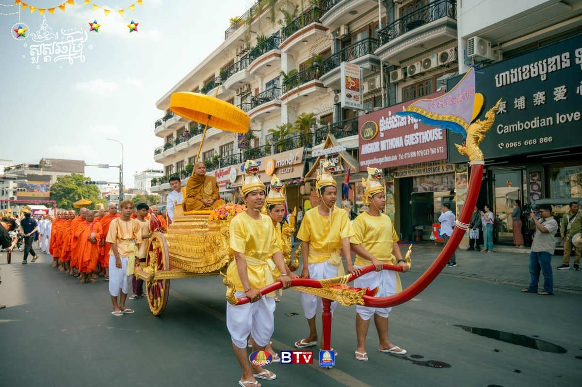 金边举行佛像巡游仪式庆祝柬埔寨新年