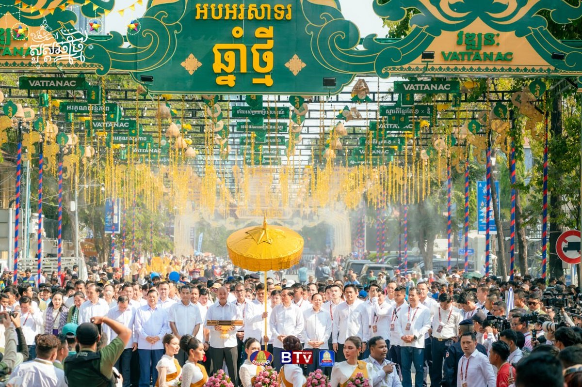 金边举行佛像巡游仪式庆祝柬埔寨新年