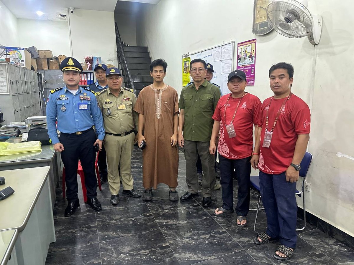 警方澄清:遭民众围堵砸毁车辆并非肇事逃逸案