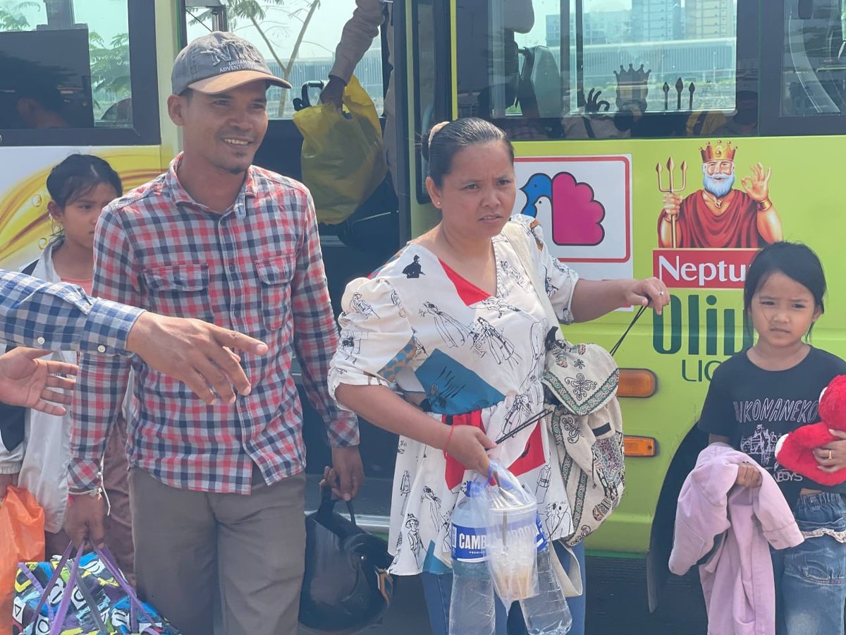 民众利用政府免费公交返城