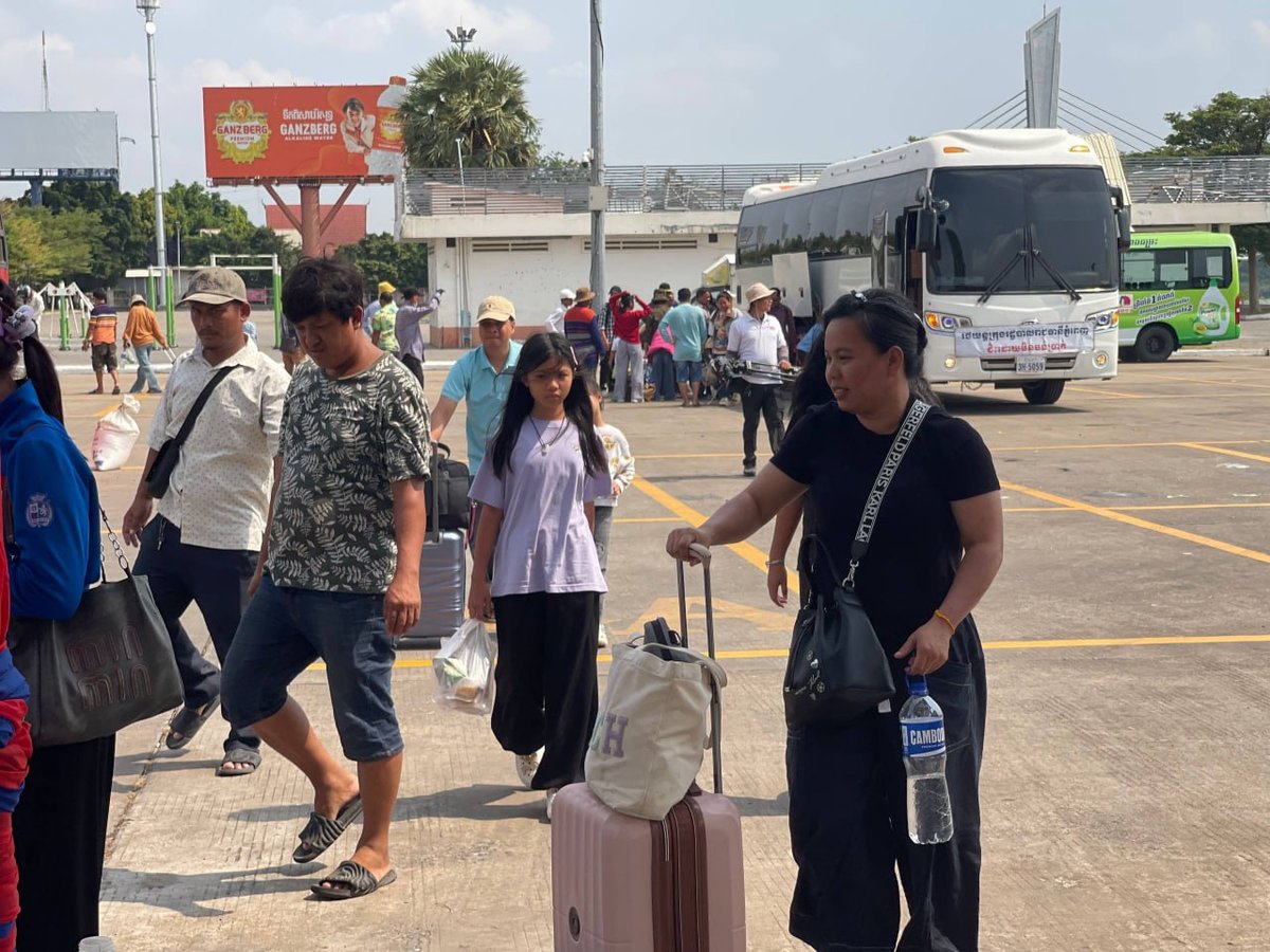 民众利用政府免费公交返城