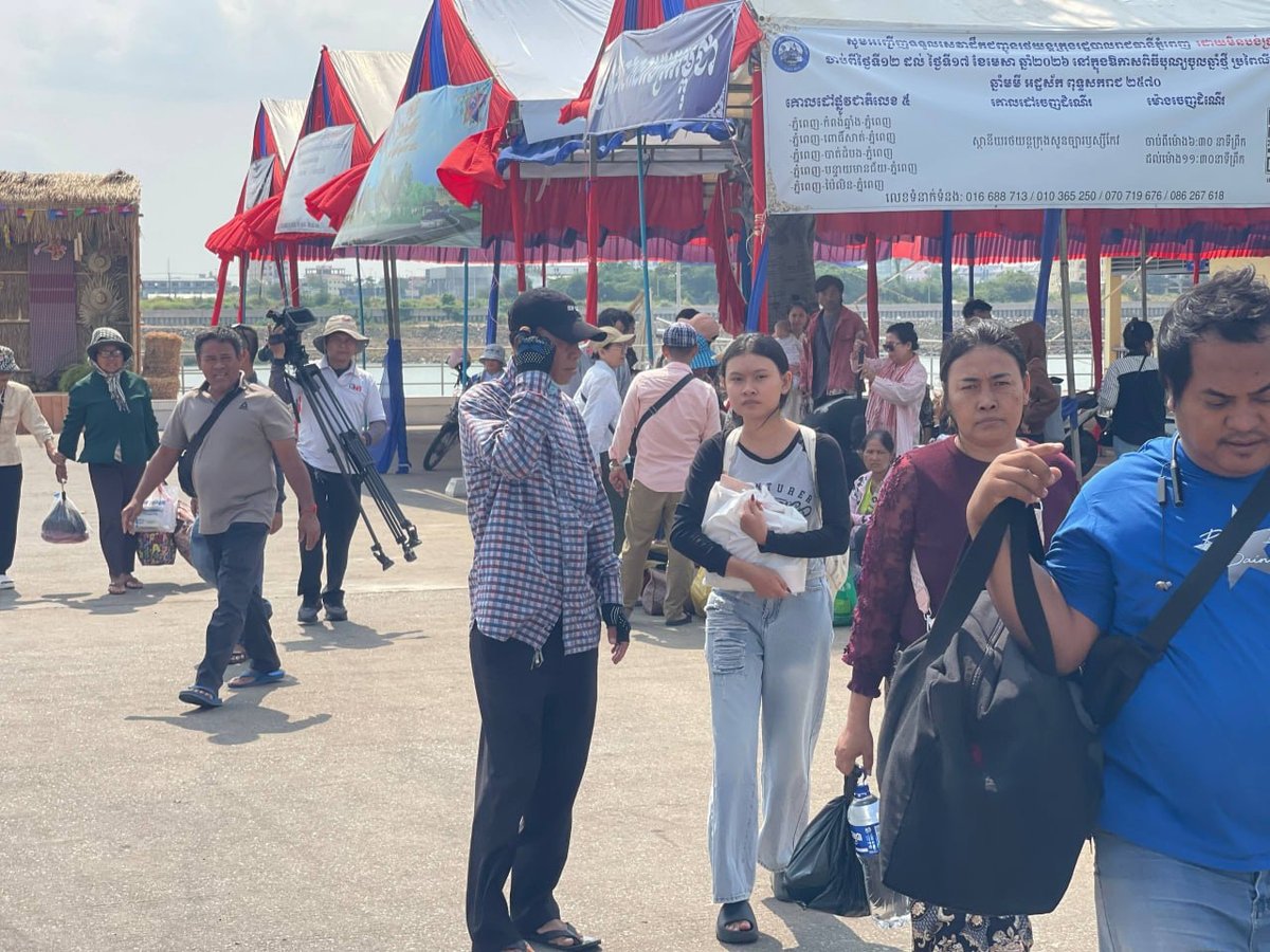 民众利用政府免费公交返城