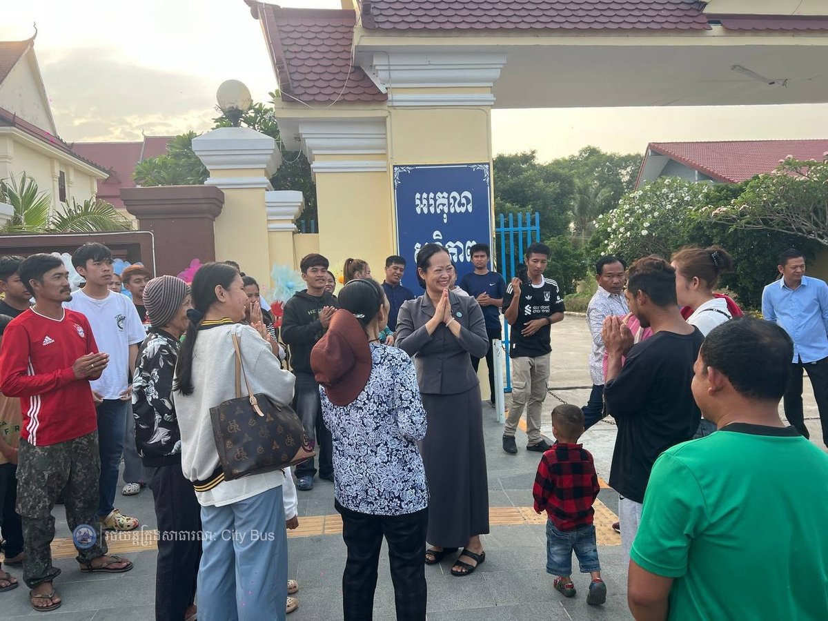 柬埔寨民众利用政府免费巴士服务陆续返回金边