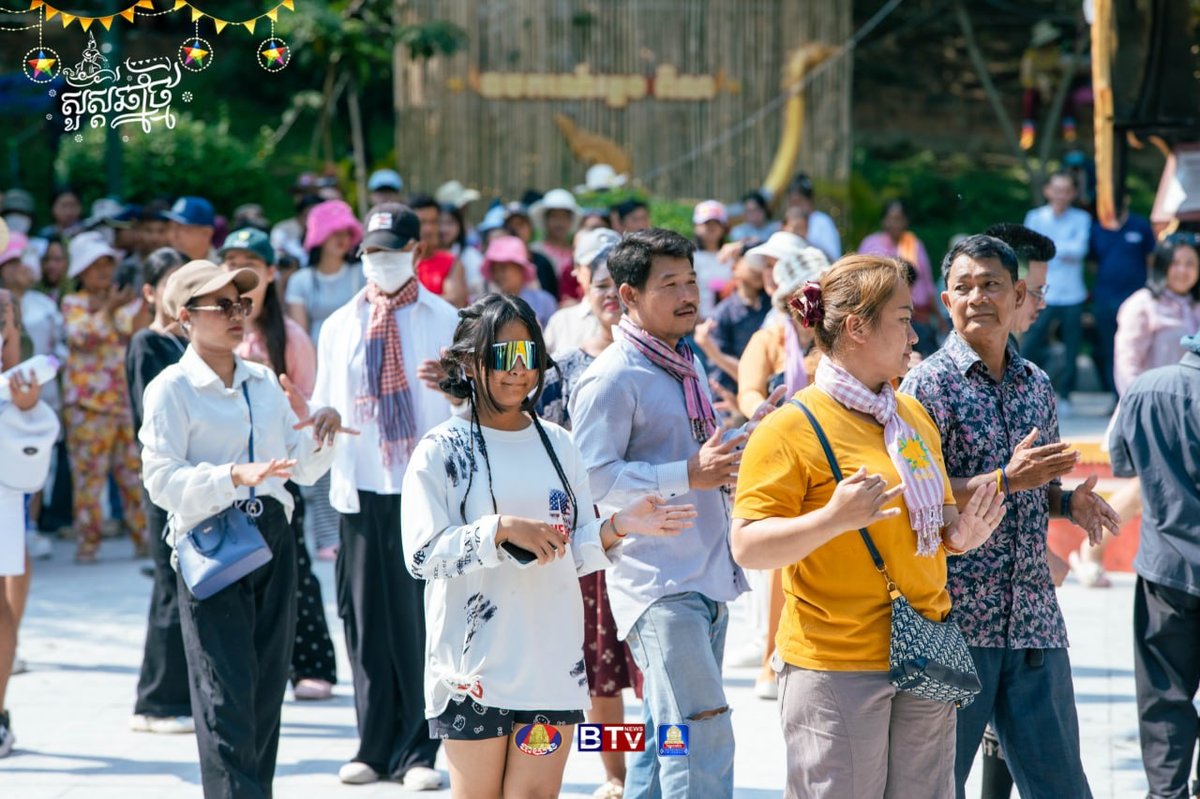 民众在塔山寺欢庆柬埔寨新年第四天