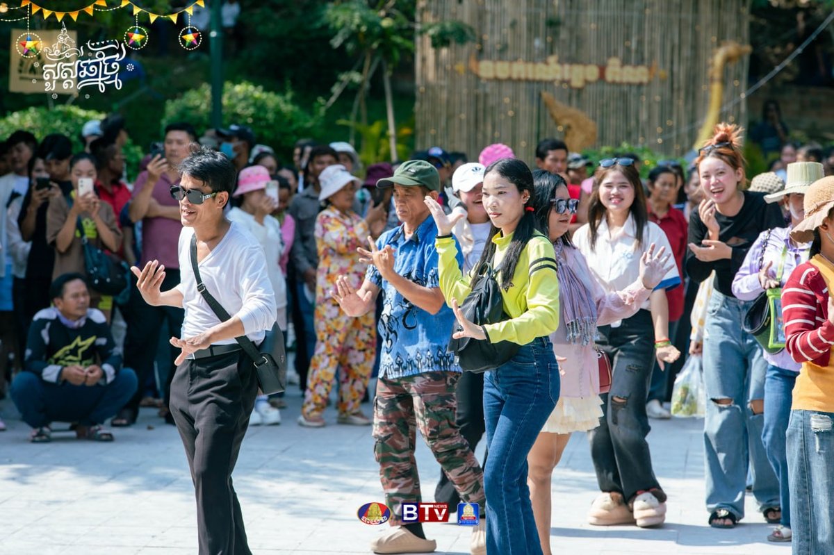 民众在塔山寺欢庆柬埔寨新年第四天