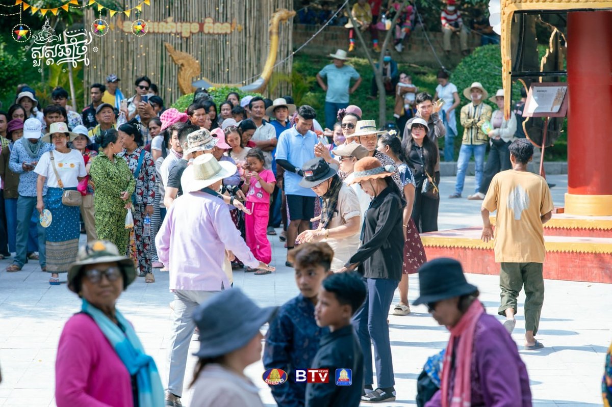 民众在塔山寺欢庆柬埔寨新年第四天