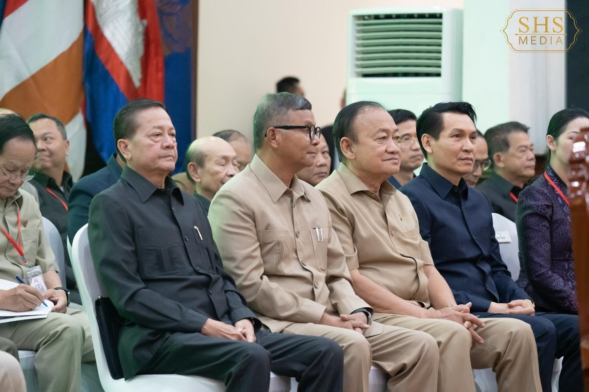 洪森赴磅湛调研 会见地方各级官员部署行政工作