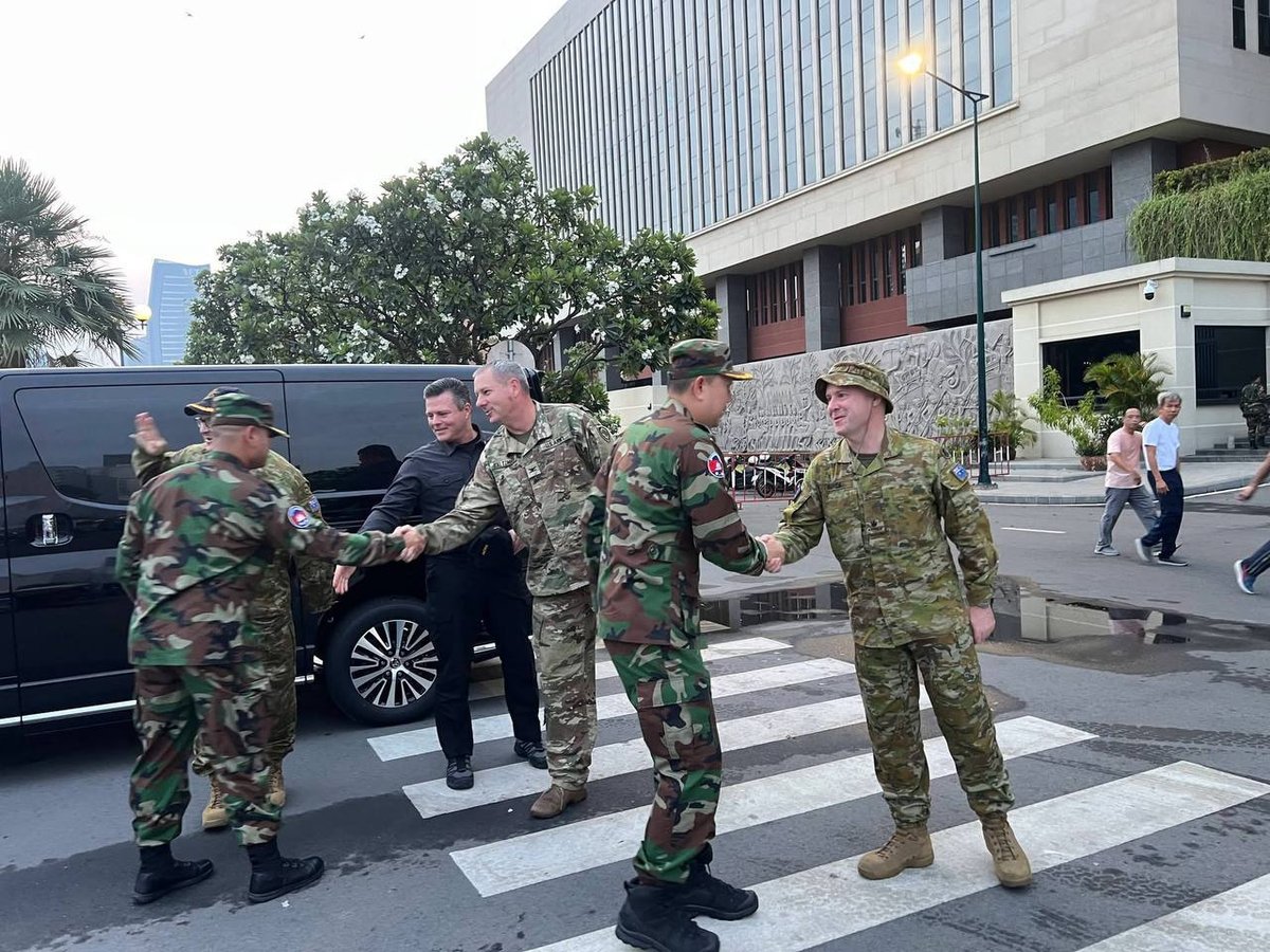 外国武官团赴柬泰边境考察 实地评估停火协议执行情况