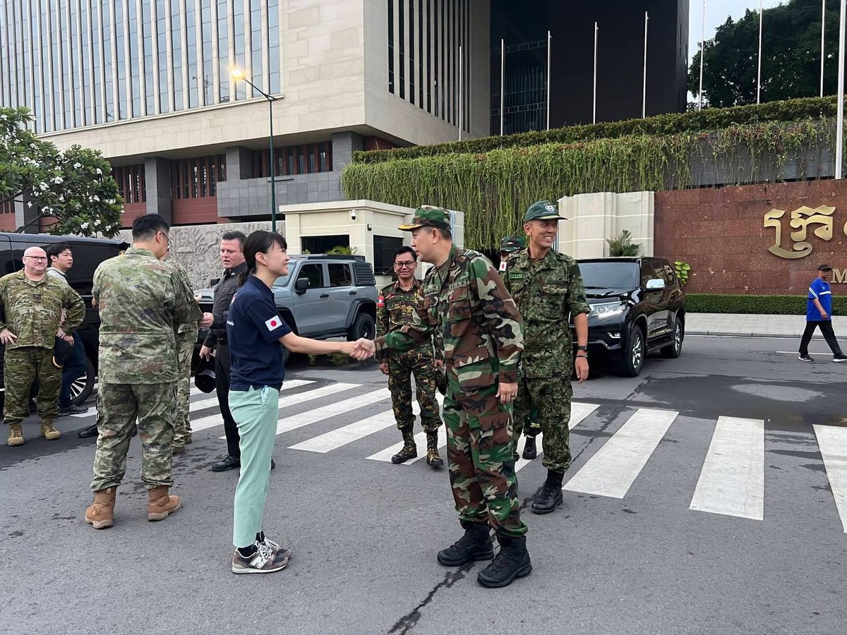 外国武官团赴柬泰边境考察 实地评估停火协议执行情况