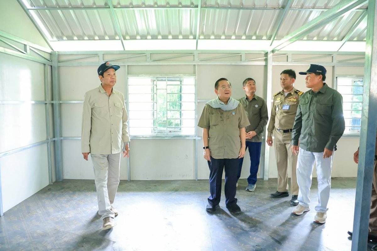 洪森向马德望省贫困退伍军人捐赠住房