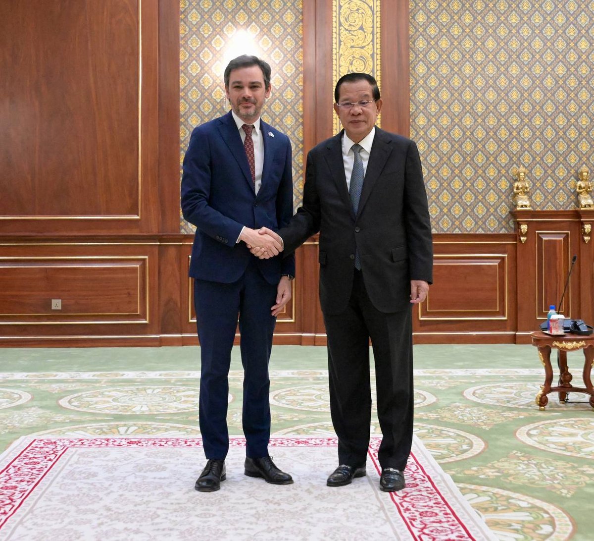 洪森会见联合国教科文组织驻柬代表