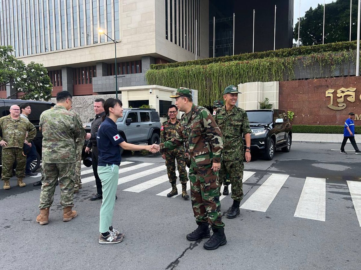 柬埔寨国防部组织外国武官团巡视柬泰边境 旨在展示和平立场与透明度