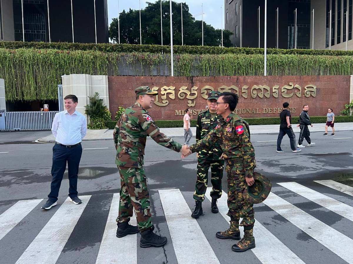 柬埔寨国防部组织外国武官团巡视柬泰边境 旨在展示和平立场与透明度