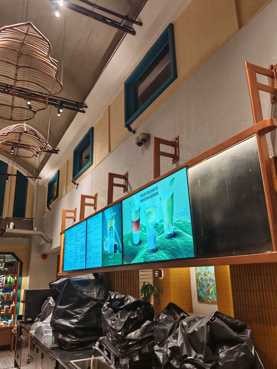 T.O集团完成贡布星巴克显示屏安装项目