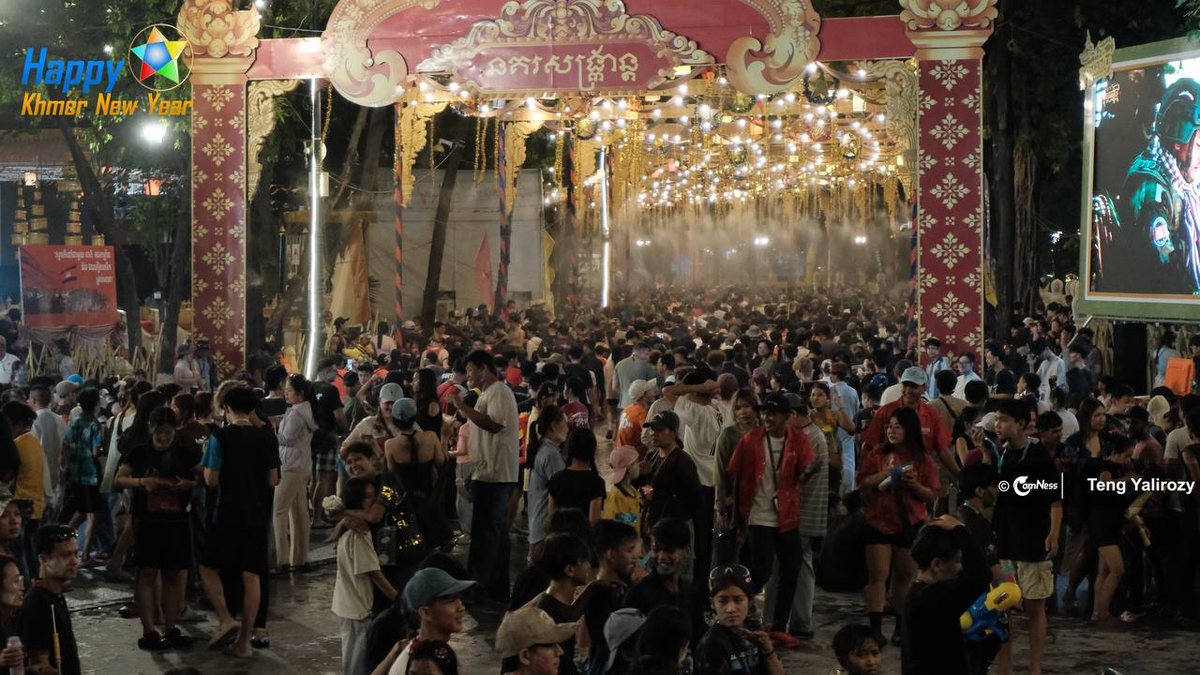 数千民众齐聚金边塔山寺共庆柬埔寨新年