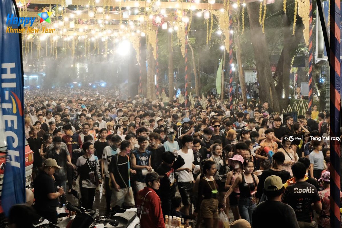 数千民众齐聚金边塔山寺共庆柬埔寨新年