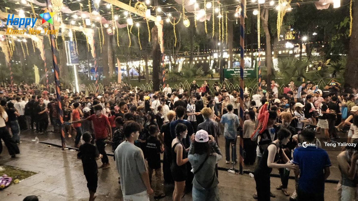 数千民众齐聚金边塔山寺共庆柬埔寨新年